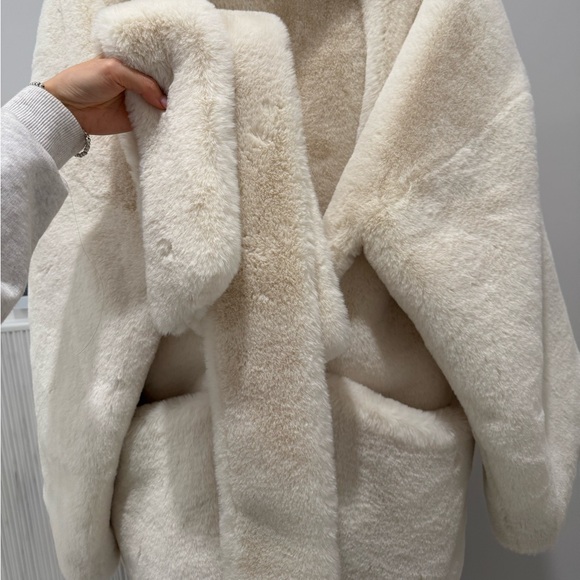 Helsa : The Hooded Faux Fur Coat in White - Picture 5 of 9